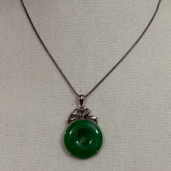 Elegant Green Pendant Necklace - Picture 4 of 8